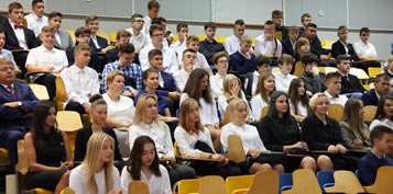 2019-09-02 - Uczniowie Akademickiego Liceum Oglnoksztaccego i Technikum Akademickiego w Legnicy rozpoczli nowy rok szkolny